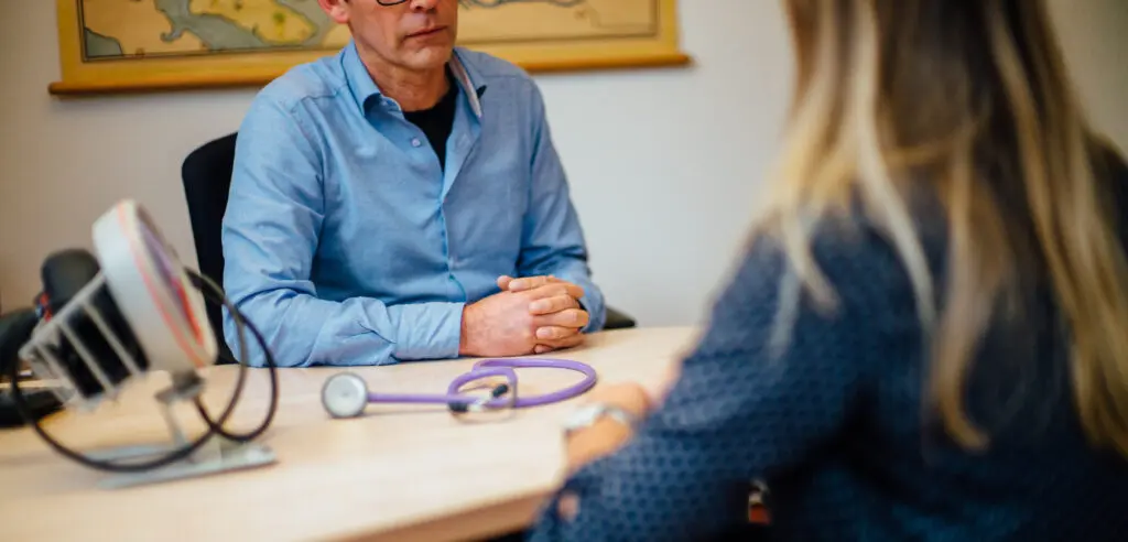 Zorgverlener van Airways Orthodontics in gesprek met een patiënt