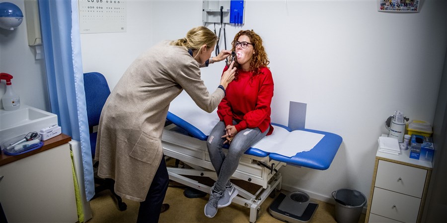 Zorgverlener onderzoekt een patiënt